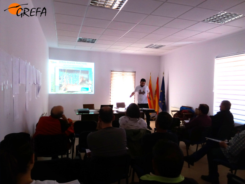 Carlos Cuéllar, de GREFA, durante su charla sobre control biológico en Bello (Teruel).