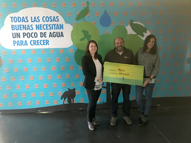 La Subdirectora de Sexta Avenida, Carlota Llano, en la entrega del cheque solidario a Fernando Garcés, secretario general de GREFA.