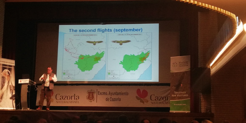 Juan Jiménez, de la Generalitat Valenciana, expone el nuevo proyecto de reintroducción de quebrantahuesos en el Maestrazgo castellonense.
