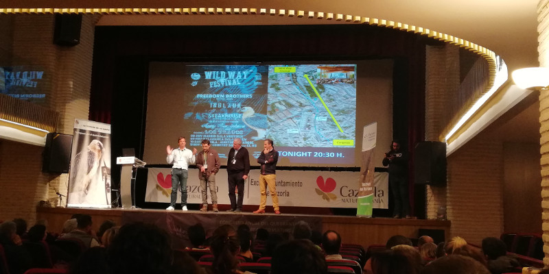 De izquierda a derecha, cierre del Annual Bearded Vulture Meeting 2018, de la mano de José Tavares (presidente de Vulture Conservation Foundation), Francisco Rodríguez "Paquillo" (responsable del Centro de Cría del Quebrantahuesos "Guadalentín", en Cazorla), Rafael Arenas (presidente de la Fundación Gypaetus) y Antonio José Rodríguez (alcalde de Cazorla).