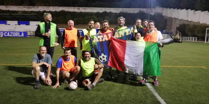 Jugadores del tradicional partido de fútbol del Annual Bearded Vulture Meeting, que concluyó con empate de 11-11.