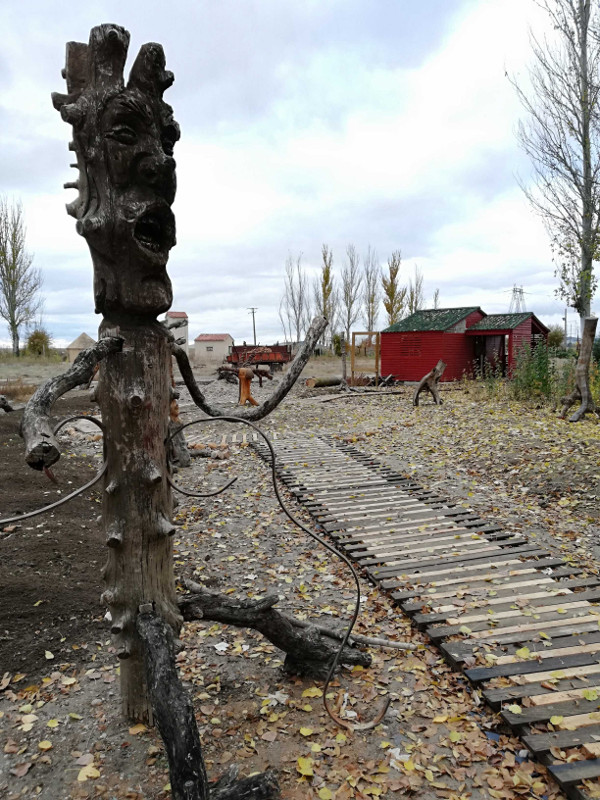 Una de las esculturas de “El bosque encantado”, del escultor Lorenzo Duque. Foto: GREFA.