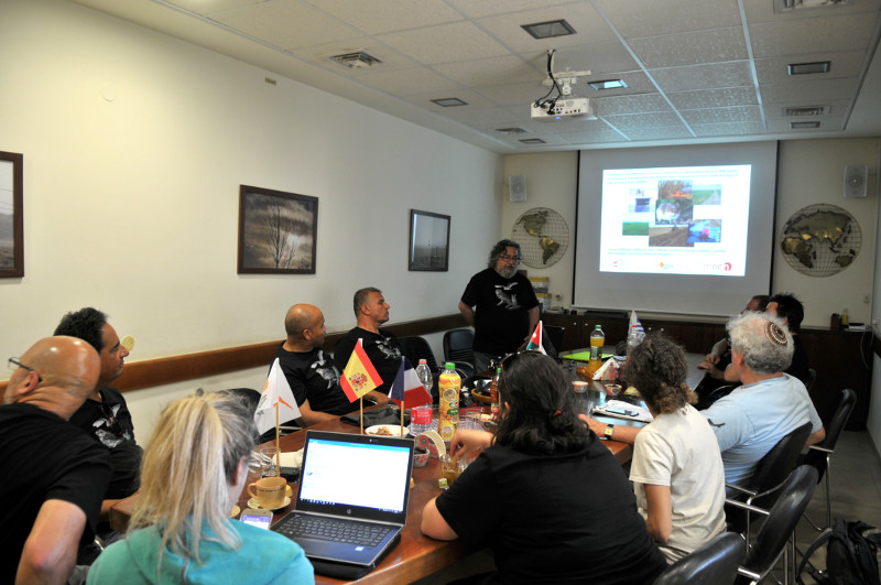 Javier Viñuela expone ante los participantes en el seminario celebrado en Israel el programa del control biológico de plagas de topillo impulsado por GREFA, con asesoramiento del IREC.