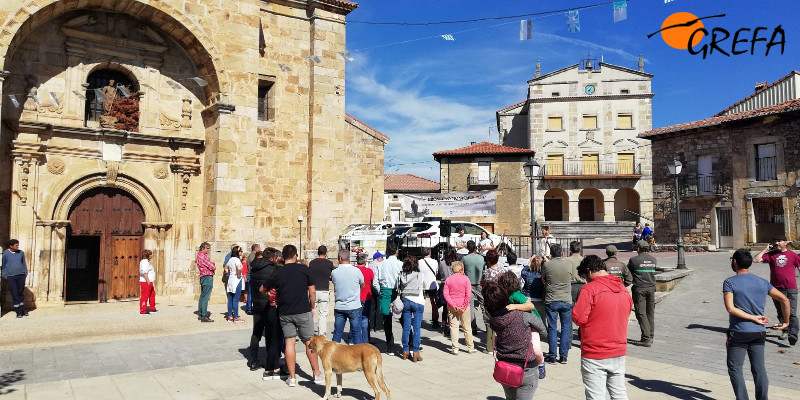 Asistentes a la presentación de la liberación de buitres negros, el día anterior a la suelta, en la Plaza Mayor de Huerta de Arriba (Burgos).