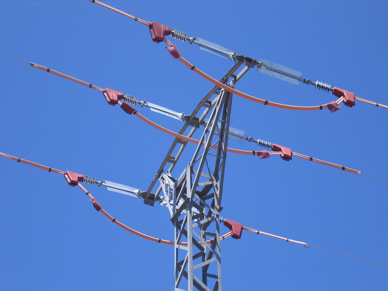 Aspecto del apoyo de un tendido eléctrico ya intervenido para evitar que mueran las aves. Foto: Plataforma SOS Tendidos Eléctricos.