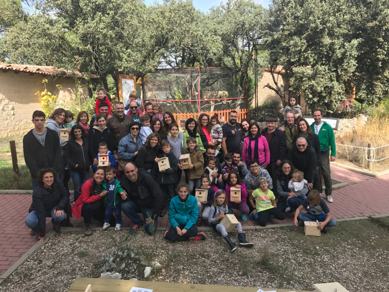 Foto de grupo con los trabajadores y familias de CLH al final de la jornada.
