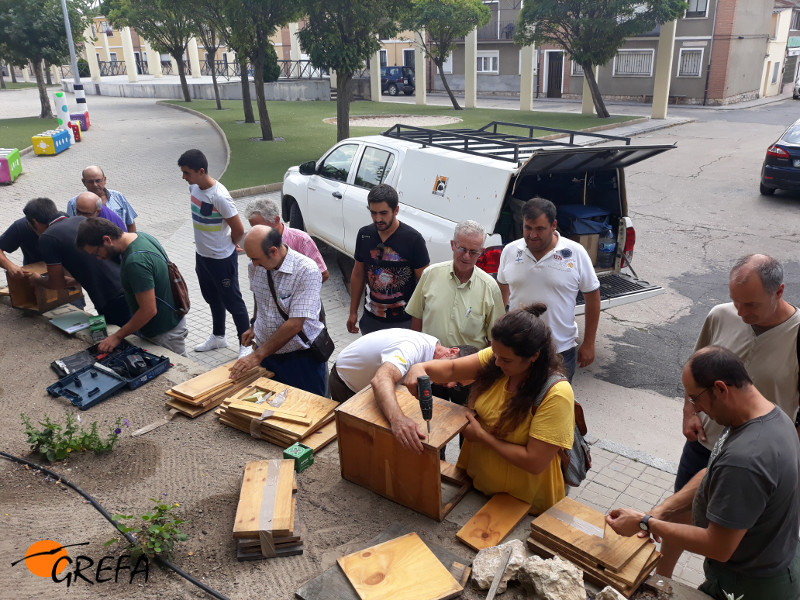 Agricultores asistentes a la jornada en Cantalejo (Segovia) montan varias cajas nido de depredadores de topillo para instalarlas en sus explotaciones.