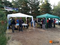 Panorámica de dos de las mesas de trabajo donde veterinarios y especialistas en buitre negro manejan a los ejemplares que van a ser marcados con GPS.
