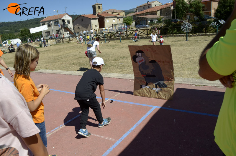 Un niño participa en uno de los juegos programados en las Olimpiadas Carroñeras de Huerta de Arriba (Burgos), durante el Día Internacional de los Buitres.