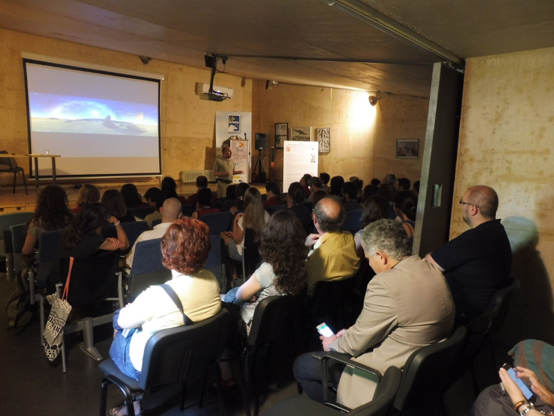 Charla en el salón de actos de GREFA a visitantes interesados en conocer nuestro trabajo.