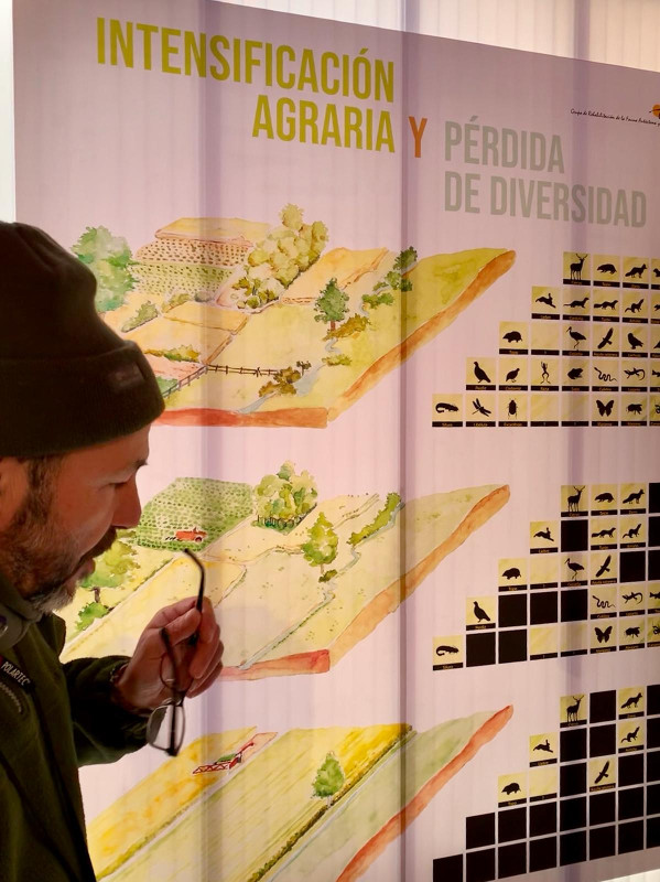 Fernando Garcés, habla a los voluntarios junto a uno de los paneles del centro de interpretación de Villalar.