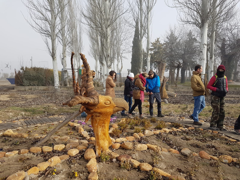 Varios voluntarios recorren "El bosque encantado", una exposición al aire libre del escultor Lorenzo Duque situada junto al centro de interpretación.