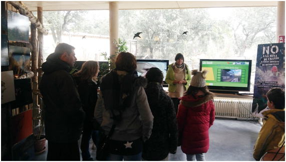 Un grupo de visitantes de fin de semana recibe la bienvenida en la recepción de GREFA.