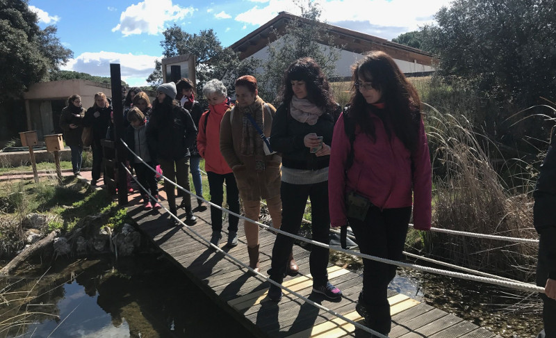Varias personas de AMVAC recorren el centro de educación ambiental "Naturaleza Viva", de GREFA.