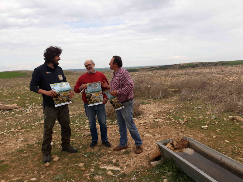 De izquierda a derecha, representantes de GREFA, de  Unión de Campesinos de Segovia-UCCL y un ganadero colaborador, con los carteles de la campaña.