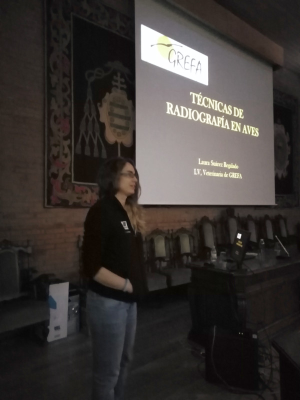 Laura Suárez, veterinaria de GREFA, imparte su charla en la Facultad de Veterinaria de León.