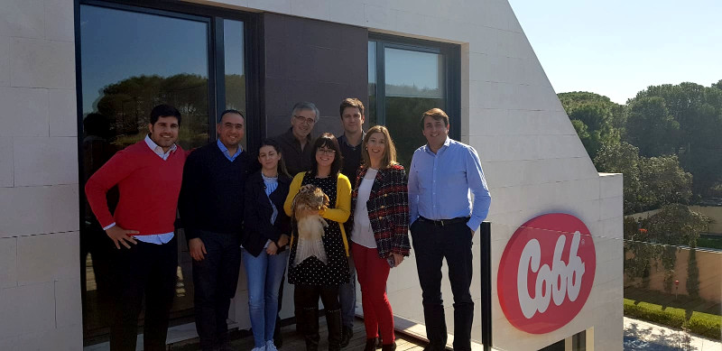 Trabajadores de COBB Española rodean a "Cobby" instantes antes de la suelta de este milano real