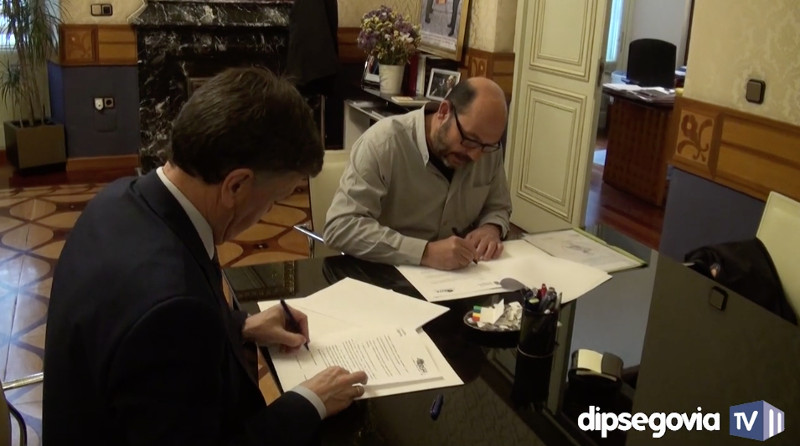 Momento de la firma del convenio renovado entre Francisco Vázquez, presidente de la Diputación de Segovia (izquierda), y Fernando Garcés, secretario general de GREFA. Foto: Diputación de Segovia.