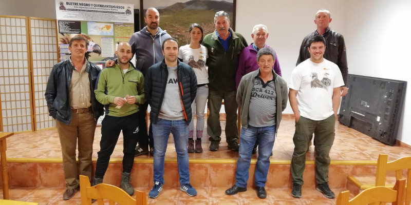 Representantes del sector de la caza en la Sierra de le Demanda, junto con miembros de GREFA y el alcalde de Huerta de Arriba, Juan Antonio Blanco.
