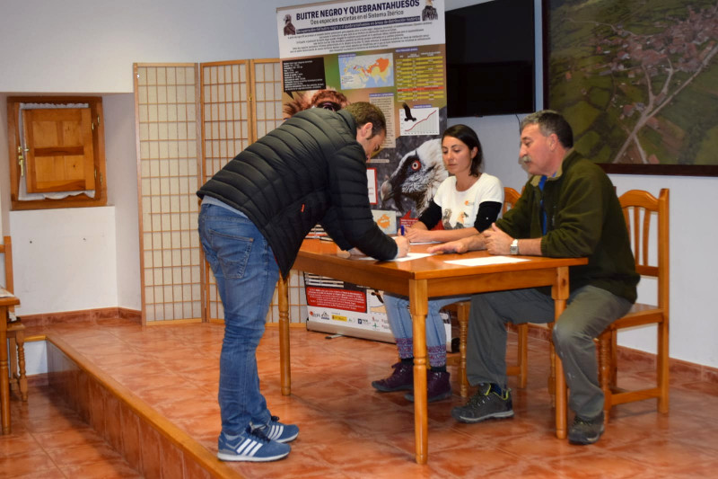 Momento en el que un cazador de la Sierra de la Demanda firma para apoyar el Proyecto Monachus en la Sierra de la Demanda.