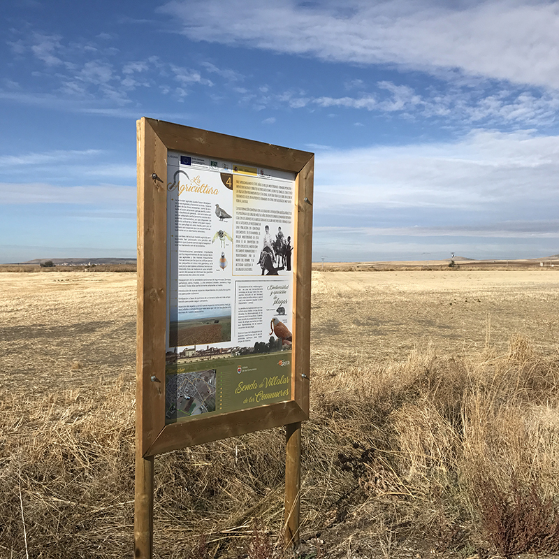 En la senda asociada al centro hay carteles que explican el paisaje agrario, los palomares y chozos tradicionales y la actividad pastoril.