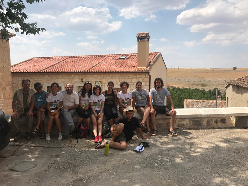 Nuestros voluntarios a la sombra, cansados pero satisfechos por la contribución realizada, en la villa monumental de Maderuelo (Segovia).