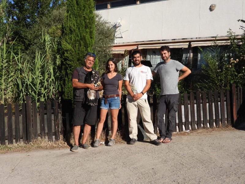 Equipo de GREFA encargado de completar la crianza del águila real, momentos antes de iniciar el traslado de este ejemplar desde nuestro centro en Majadahonda (Madrid) al Parque Nacional Peneda-Gerês (Portugal).