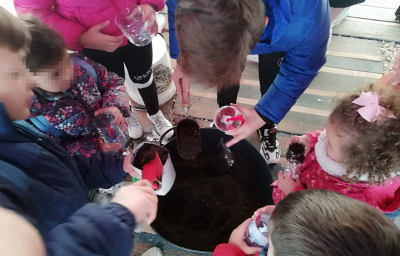 Varios niños participan en un taller del CIVillalar.