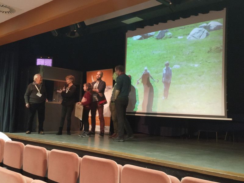 Homenaje a Martine Razin (segunda por la izquierda), con Jean-François Terrasse (primero por la izquierda) y otros miembros de la LPO.