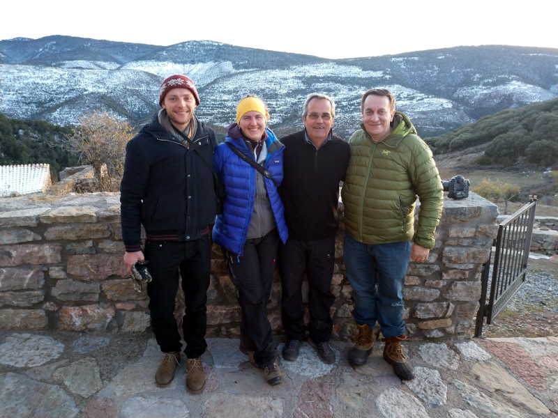 De izquierda a derecha Mirco Lauper, Franziska Loercher y Hansruedi Weyrich, miembros del equipo suizo de la VCF, junto con Jordi Canut (tercero por la izquierda), alma mater del proyecto de ecoturismo de Buseu, durante la visita a esta zona.