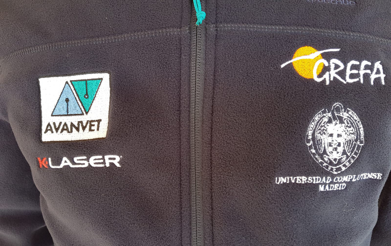 Parte delantera del forro polar que han recibido los alumnos del curso de técnicos de recuperación de fauna, gracias a Avanvet / K-láser.