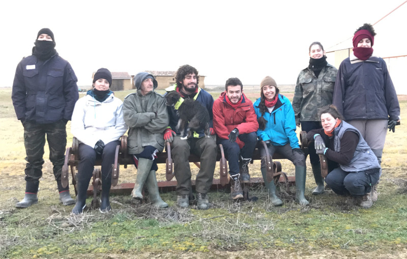 Voluntarios y trabajadores de GREFA en uno de los pueblos donde hemos ampliado nuestro proyecto de control biológico del topillo: Frechilla (Palencia).