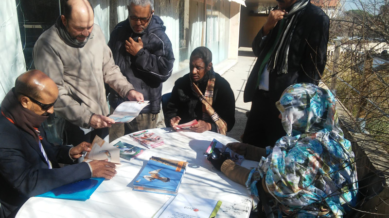 Fernando Garcés, secretario general de GREFA muestra a la delegación de Mauritania diferentes publicaciones y materiales educativos de GREFA.