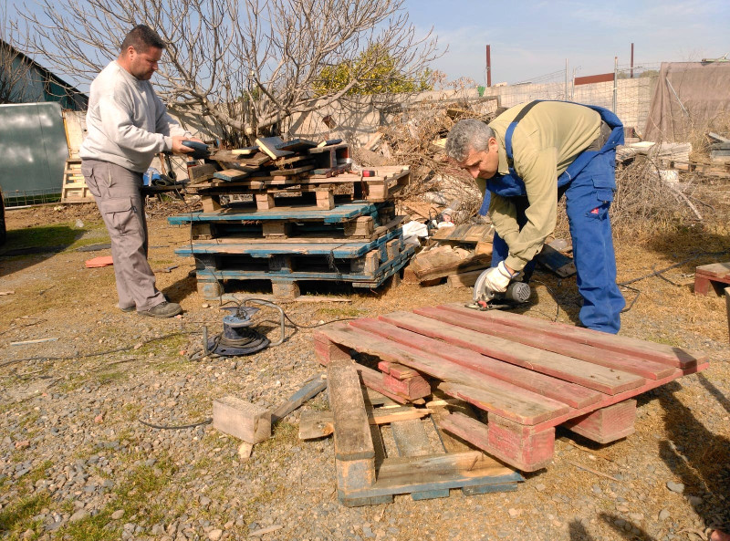 Preparación de la madera reciclada de palets viejos para su uso en la construcción de cajas nido.