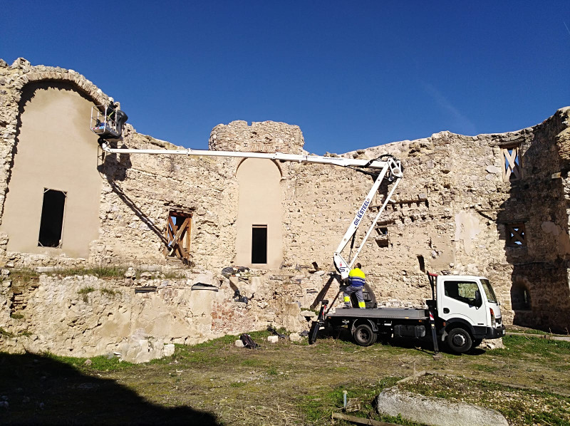 Panorámica de un sector del castillo de Torrejón de Velasco con nidales de cernícalo primilla.