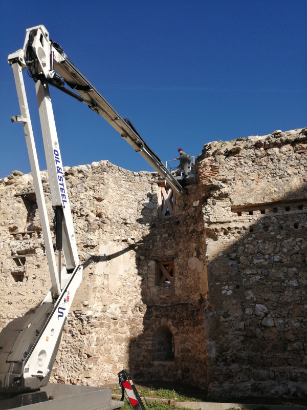 Una grúa hizo posible el acceso a las partes del castillo donde nidifican los cernícalos primilla. 