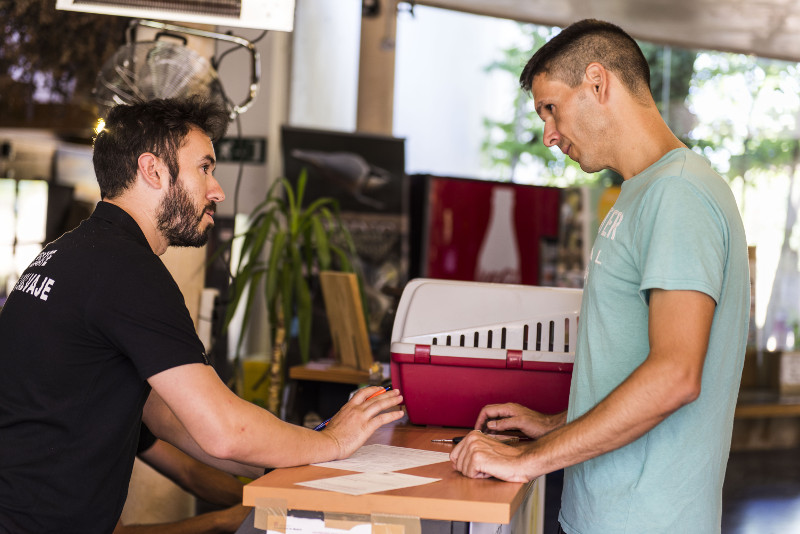 Un voluntario de nuestro Departamento de Recepción abre la ficha de ingreso de un animal traído por una persona a nuestro centro.