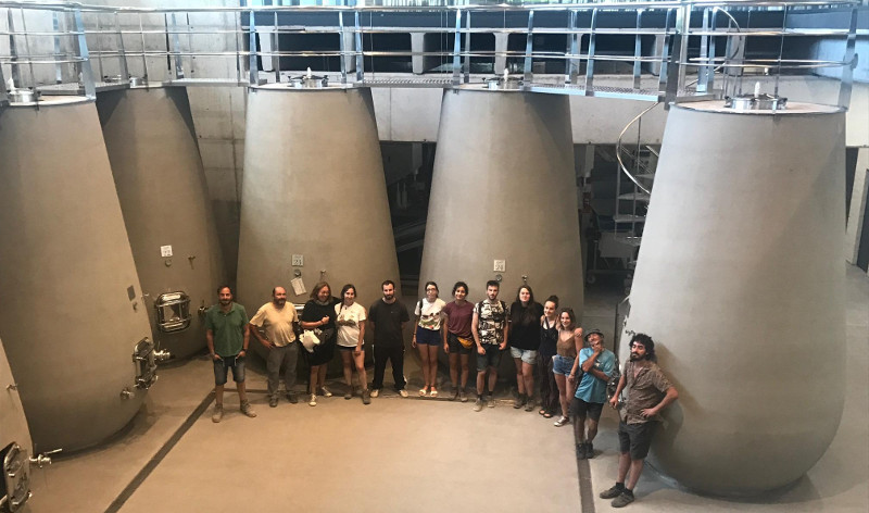 Voluntarios y trabajadores de GREFA visitan la bodega de González Byass en Rueda (Valladolid).