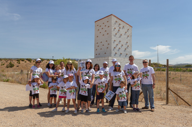 Grupo de empleados y familiares de CLH junto al primillar de Arganda (Madrid), en la Fiesta del Primilla del pasado 22 de junio.