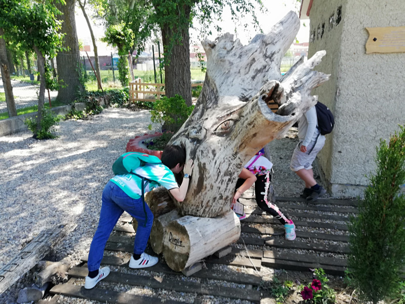 Unos niños juegan en una de las esculturas de "El Bosque Encantado", en el recinto exterior del Centro de Interpretación de Villalar.