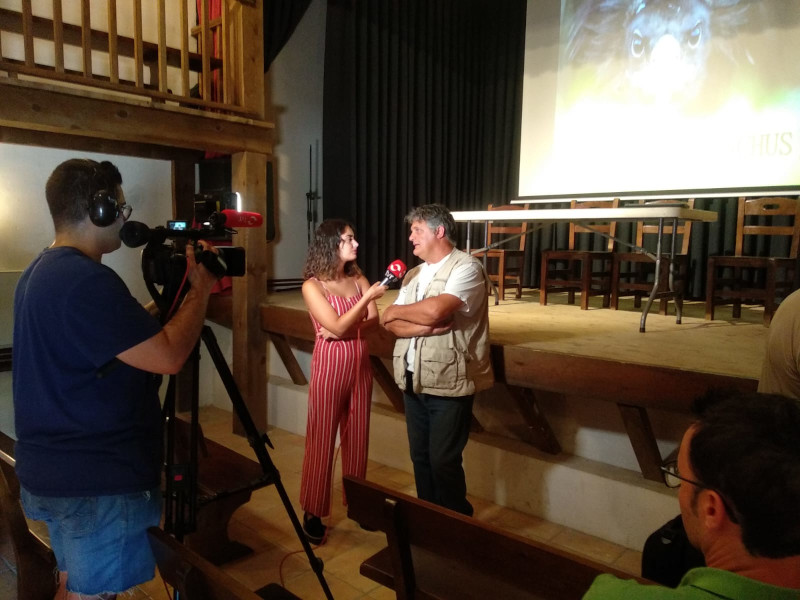 Ernesto Álvarez, presidente de GREFA, es entrevistado por la prensa tras la presentación en Canales de la Sierra del plan de actuaciones en favor del buitre negro en La Rioja. 