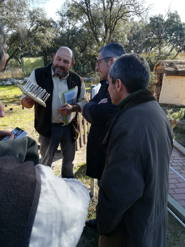 Fernando Garcés, secretario general de GREFA, muestra a Hugo Morán, secretario de Estado de Medio Ambiente, unos tubos diseñados como recurso educativo para mostrar larvas de insectos durante su ciclo vital.