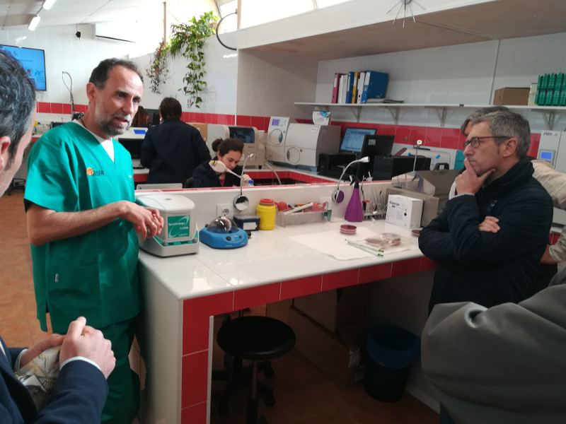 Hugo Morán, secretario de Estado de Medio Ambiente, escucha a Fernando González, veterinario jefe del Hospital de Fauna Salvaje de GREFA, en nuestro laboratorio.