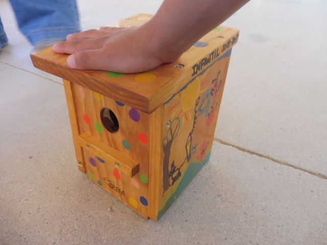 Caja nido decorada por alumnos de Educación Infantil del CEIP "Príncipes de Asturias", de Quijorna.