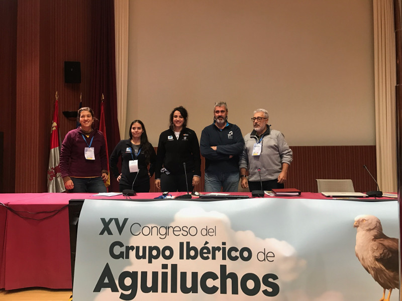 Foto de grupo de los integrantes de las juntas directivas entrante (tres de la izquierda) y saliente (dos de la derecha) del GIA.