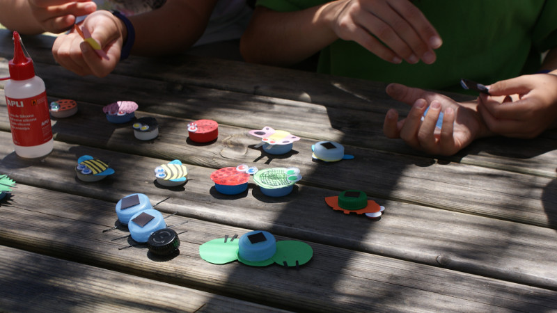 Taller infantil en el Centro de Educación Ambiental "Naturaleza Viva", mediante el reciclaje de materiales de uso diario.