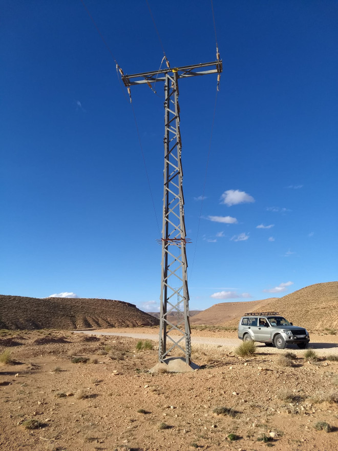 Apoyo eléctrico de diseño peligroso para las aves registrado durante la visita del Programa Atlas.