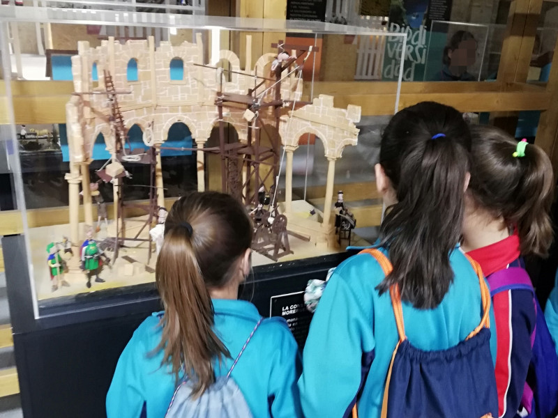 Varias niñas miran una vitrina de la exposición permanente "La Plastihistoria de Castilla y León"