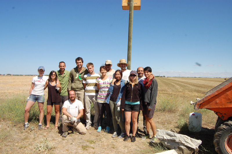 Foto de grupo de varios voluntarios tras la colocación de una caja nido para pequeñas rapaces depredadoras de topillos en Castilla y León.