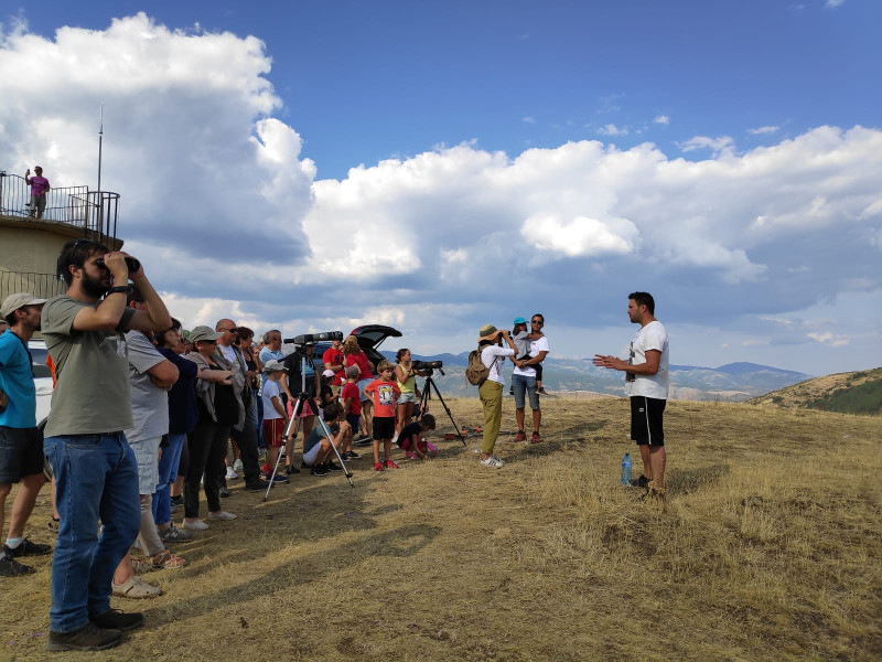 Un técnico de GREFA realiza la visita guiada a las instalaciones permanentes del Proyecto Monachus en Huerta de Arriba (Burgos).